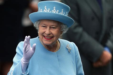 The Queen Insists On Round Ice Cubes In Her Drinks According To Royal
