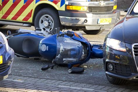 motorrijder gewond na botsing tegen kerende auto op de rijksstraatweg haarlemnl