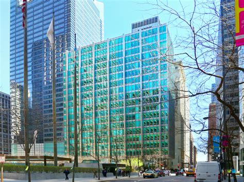 chicago loop landmark inland steel building   sale crains