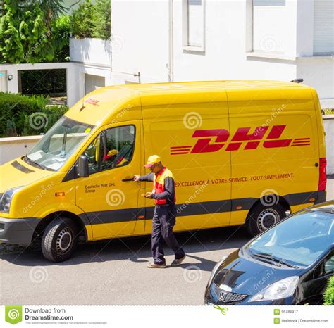 de koerier gaat dhl gele leveringsbestelwagen na het leveren van het op tijd het leveren