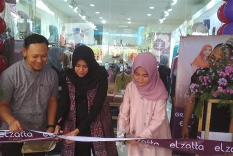 elzatta hijab gelar opening store    kota kediri republika