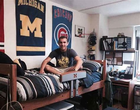 How To Decorate A Guy S Dorm Room 23 Simple And Easy Ideas For 2021