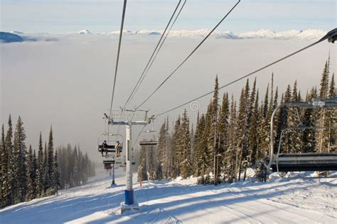 stoeltjeslift bij de toevlucht van de ski van de berg stock afbeelding image  hoogte bebost