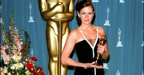 Julia Roberts Aux Oscars En 2001 En Robe Valentino Estimée à 95 000