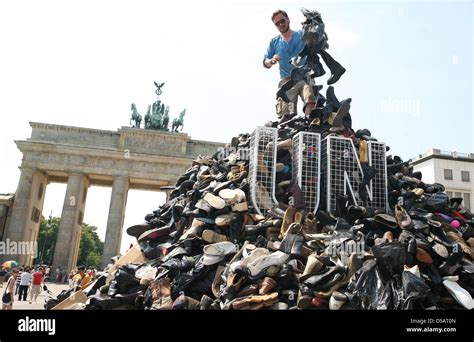 Les Chaussures Sont Entassés Devant La Porte De Brandebourg à Berlin