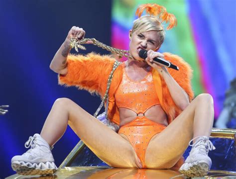 Miley Cyrus Pussy Slip On Stage Thenippleslipposter