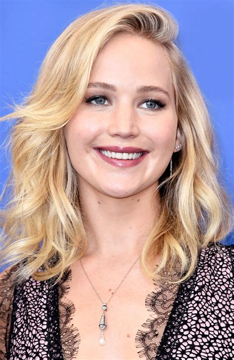 Jennifer Lawrence S Soft Wavy Hair From The Mother