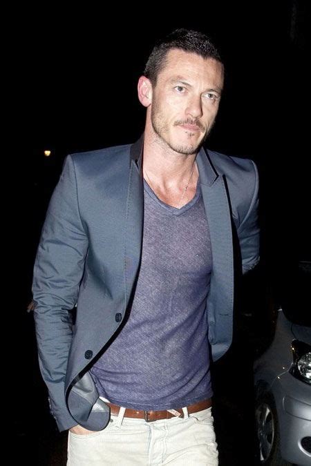 luke evans age weight height measurements celebrity sizes