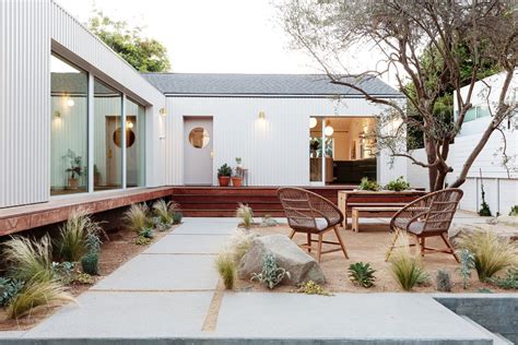 house  architect couples playful courtyard home  los angeles dwell