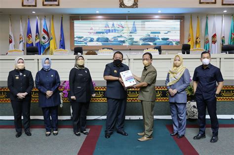 gubernur arinal serahkan dokumen lkpj kepala daerah