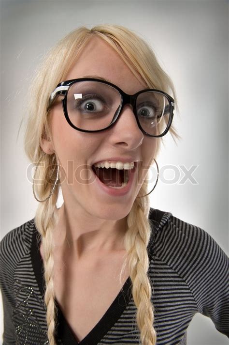 glücklich und smarte junge blonde frau mit lustigen brille stock foto