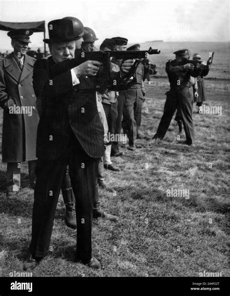 Winston Churchill Le Tir D Un Pistolet Sur Un Tommy Gamme Militaire