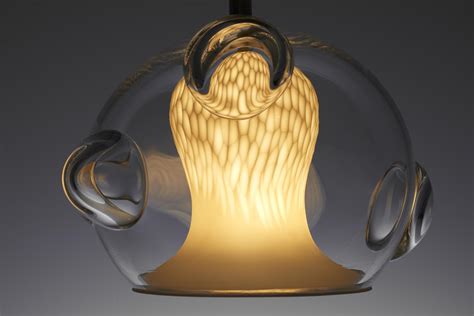 due designer interpretano oggetti  vetro  ceramica