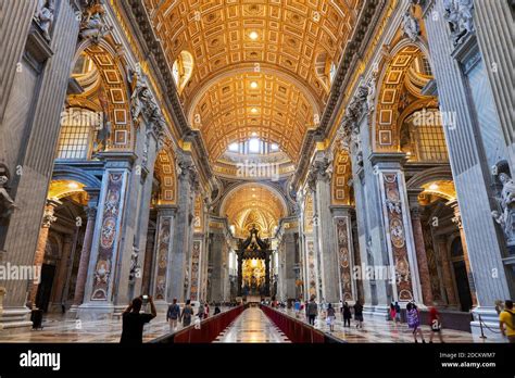 petersdom paepstlicher petersdom innenraum im vatikan rom italien