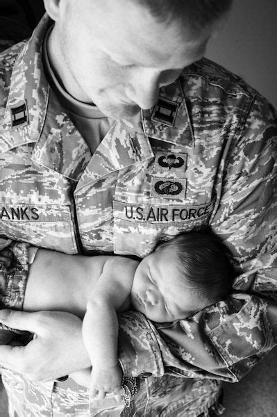newborn military photo daddy and daughter pose this is absolutely beautiful pictures like this