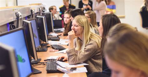 Linköpings Universitet Bjuder In 6o Gymnasietjejer Ickebinära Till Att