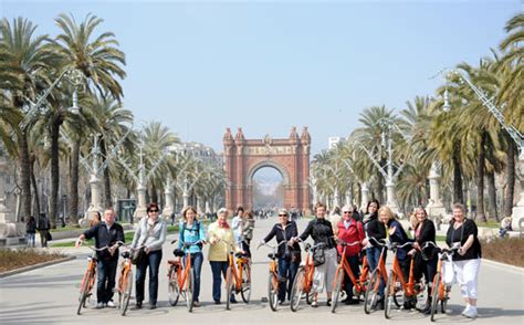 fietstour en wandeltour langs de bezienswaardigheden van barcelona barcelona nu