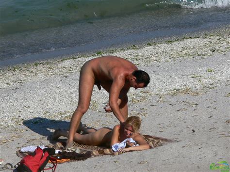 voyeuy couple caught fucking on the beach