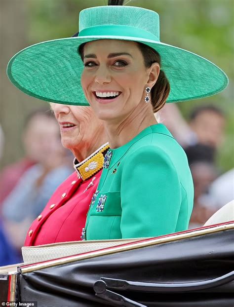 kate looked gorgeous  green princess  wales puts   elegant display  trooping