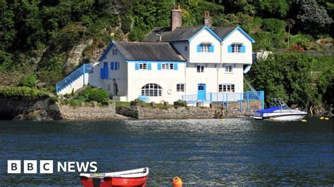 daphne du maurier s cornish home listed bbc news