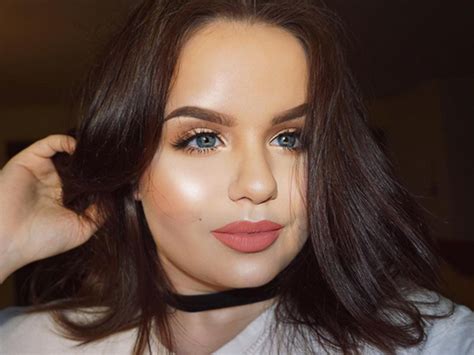 a beauty blogger did her whole face of make up using only highlighter