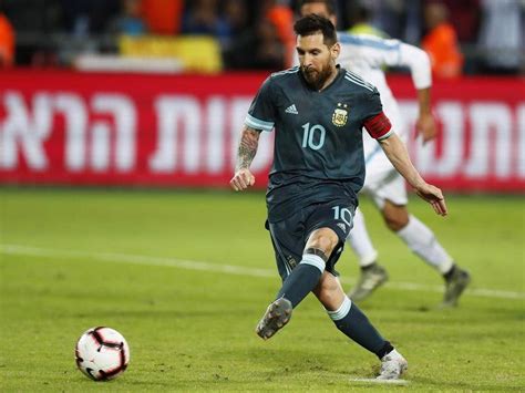 Messi Penalty Saves Argentina In Friendly Redland City Bulletin