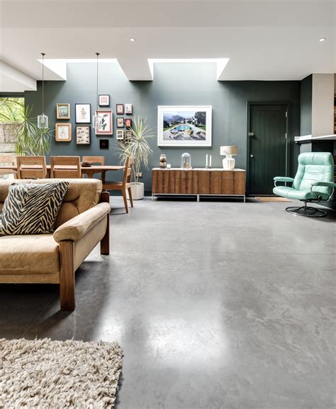 pour  concrete floor homebuilding