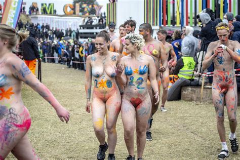 the fully nude running at roskilde festival is weird but insanely sexy