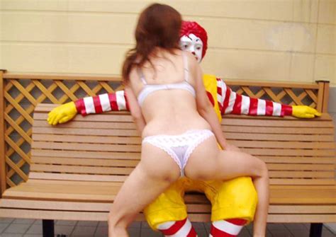 18 people having too much fun with ronald mcdonald statues