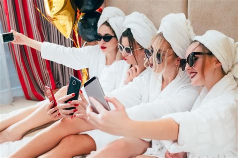Tempo De Selfie Garotas De Roupão Tirando Fotografia Móvel Hábito De