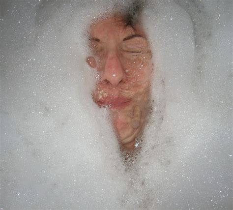 underwater in bubble bath submarina en un baÑo de