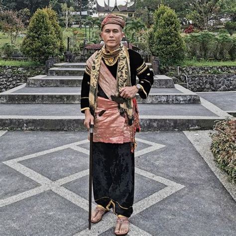 elegannya baju adat minagkabau sumatera budayanesia