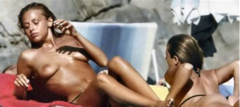 italian actress benedetta valanzano taking a sunbath topless on vacation 8 pics