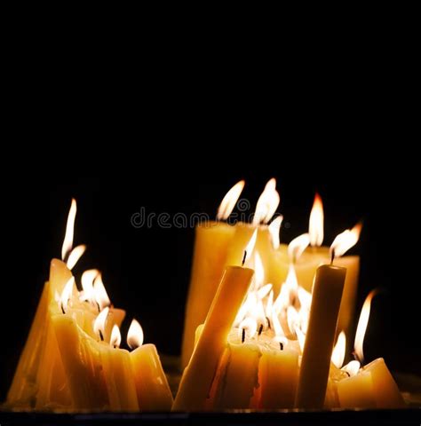 kaarsen stock foto image  kaars donker leven ceremonie