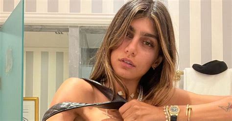 Adult Star Mia Khalifa Can T Handle Nyc Heat And Goes Naked With Just Bag