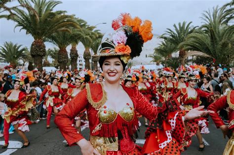 el coso apoteosico del carnaval internacional de los cristianos viste la ciudad ante mas de