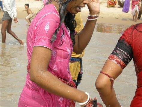 indian aunty bathing in a river chuttiyappa