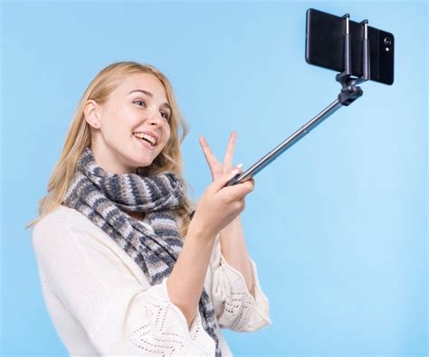belles jeunes filles prenant un selfie photo gratuite