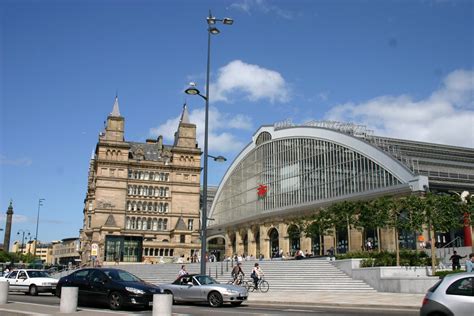 liverpool lime street train station clayton square