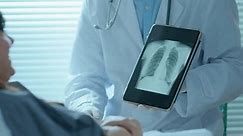 Arzt in Handschuhen mit Röntgenaufnahme der: Stockvideos & Filmmaterial (100 % lizenzfrei) 1110749523 | Shutterstock