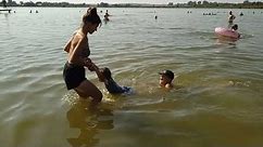 Braciszkowie z mamusią podczas kąpieli nad zalewem Żółtańce (29.08.2023) (4)