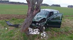 Řidič na Jesenicku narazil do stromu. Skončil v nemocnici