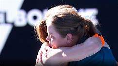 Australian Open: Alizé Cornet bringt Interviewerin Jelena Dokic im Siegerinterview zum Weinen - Tennis Video - Eurosport