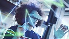 Joven y bella mujer negra usando juegos de auriculares de realidad virtual y entretenimiento Nuevas tecnologías Aumentaron Realidad Mezcla Tecnologías Diversidad Concepto Movimiento Lento 8k RED