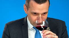 Le meilleur sommelier de France déguste trois vins à l'aveugle - video Dailymotion