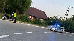 Kraksa na łuku drogi w miejscowości Czermno. Wywrócił się motocykl