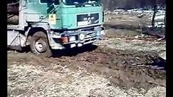 kamion pun drva u blatu