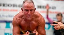 Un hombre de 62 años rompe el récord mundial en posición de plancha