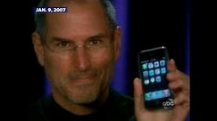 Steve Jobs introduces Apple's 1st iPhone in 2007