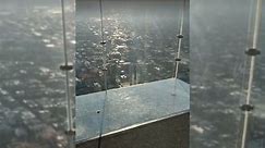See cracked Willis Tower SkyDeck ledge